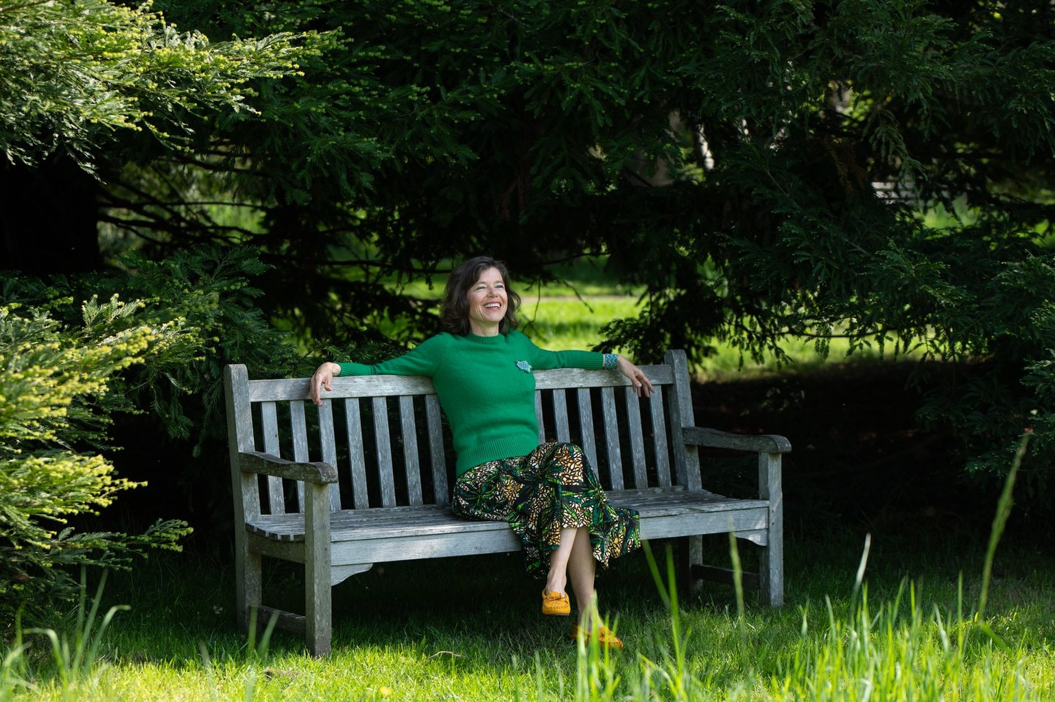 Noémie d’ELLAHNOE, assise sur un banc, moment de pause et de réflexion.