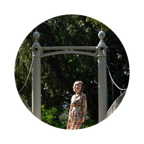 Noémie d’ELLAHNOE devant une porte, symbole de transition et de constellation familiale.