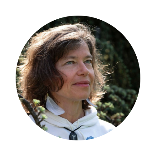 Noémie d’ELLAHNOE lève les yeux, symbole de reconnexion à ses ressources profondes.