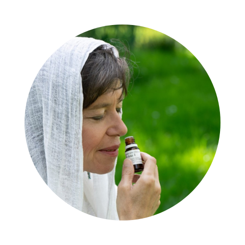 Noémie d’ELLAHNOE utilise les huiles essentielles pour les onctions sacrées.