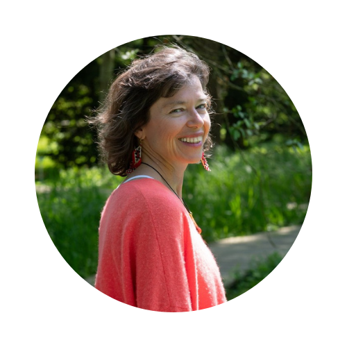 Noémie d’ELLAHNOE, sourire chaleureux, vous accueille pour une séance de bien-être.