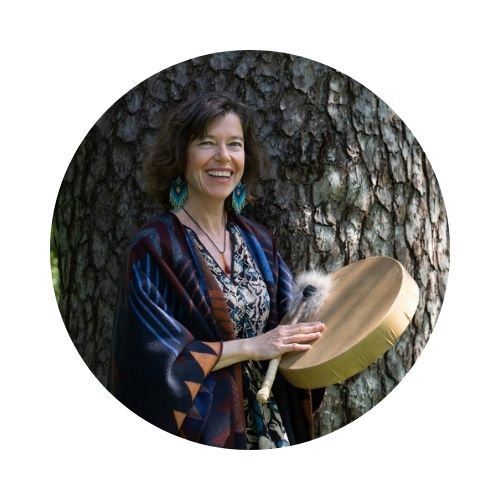 Noémie d’ELLAHNOE pratique le soin au tambour, outil de guérison chamanique.